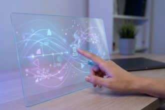 Une main appuie sur un bouton "DELETE HISTORY" sur un écran holographique futuriste affichant des données numériques entrelacées.