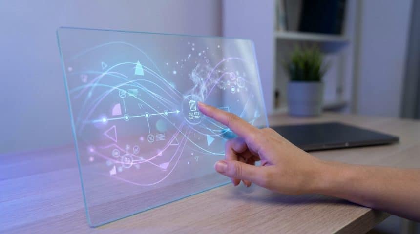 Une main appuie sur un bouton "DELETE HISTORY" sur un écran holographique futuriste affichant des données numériques entrelacées.