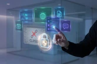 Main touchant une interface holographique affichant des fenêtres numériques, un cadenas de sécurité et un site « CLOSED ».