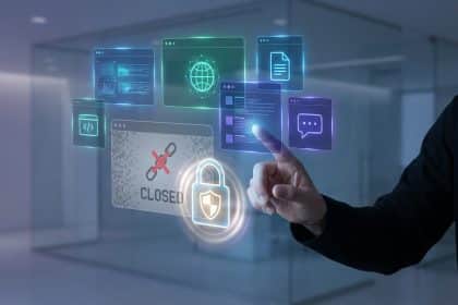 Main touchant une interface holographique affichant des fenêtres numériques, un cadenas de sécurité et un site « CLOSED ».
