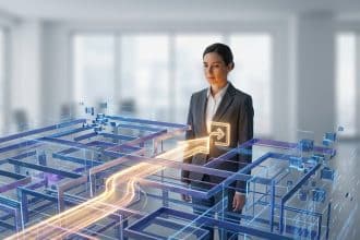Une femme observe un labyrinthe numérique lumineux avec un chemin doré guidant vers une porte de sortie. Représente la navigation stratégique.