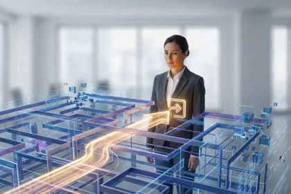 Une femme observe un labyrinthe numérique lumineux avec un chemin doré guidant vers une porte de sortie. Représente la navigation stratégique.