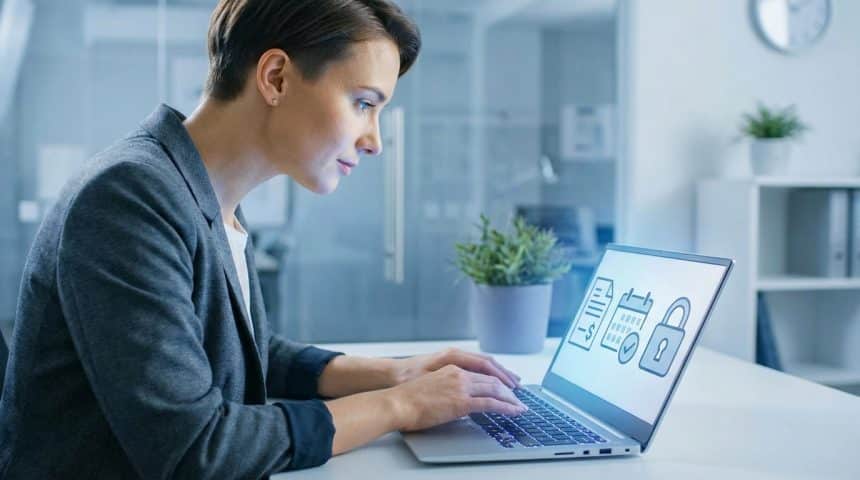 Femme concentrée tapant sur un ordinateur portable affichant des icônes de documents, calendrier et cadenas, symbolisant l'accès sécurisé aux RH.
