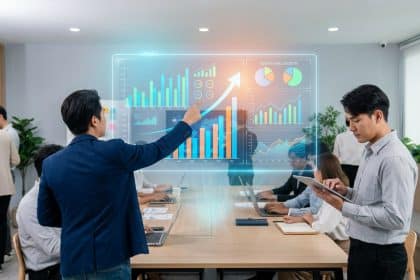 Un professionnel désigne un écran holographique affichant des graphiques de croissance publicitaire devant une équipe.