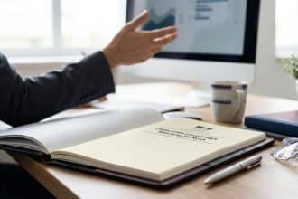 Un professionnel travaillant à son bureau sur un document officiel concernant la législation linguistique française.