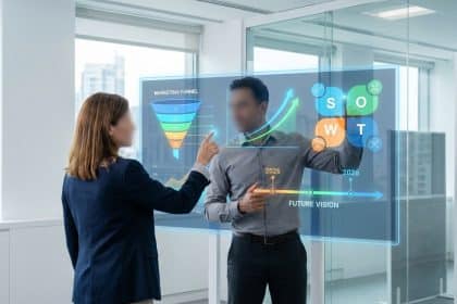 Professionnels analysant une interface numérique interactive affichant un tunnel marketing et une analyse SWOT.