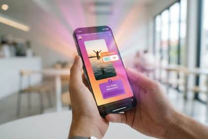 Mains tenant un smartphone affichant une Story Instagram interactive avec un sondage et une question sur les voyages.