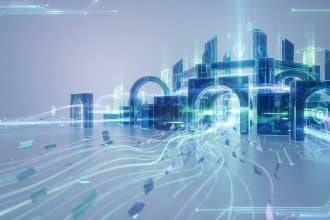 Ville futuriste en verre avec des flux de données lumineux et des icônes de cadenas symbolisant la cybersécurité.